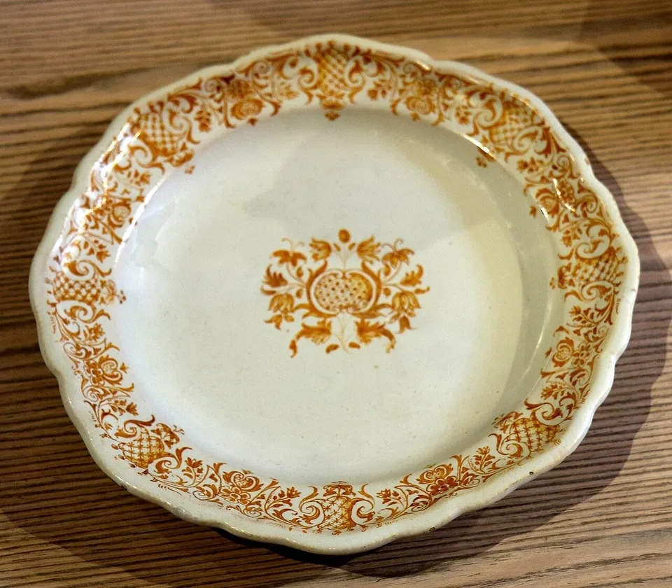 Assiette en faïence de Moustiers au décor orangé, musée de la Faïence