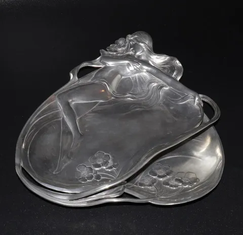 Plat en étain Art nouveau aux reflets mats