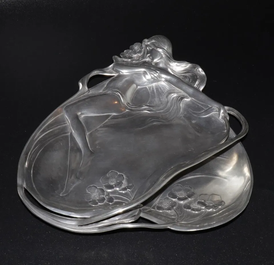 Plat en étain Art nouveau aux reflets mats