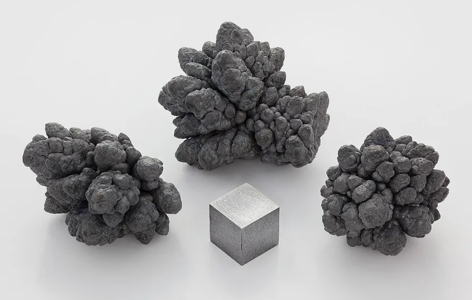 Cristaux de plomb électrolytique et cube de plomb d'un centimètre