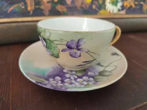 Tasse et soucoupe en porcelaine de Limoges peintes de violettes