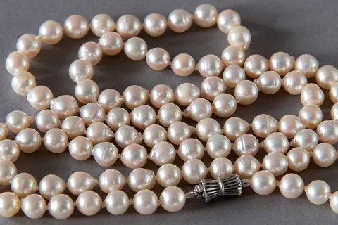 Long collier de perles baroques