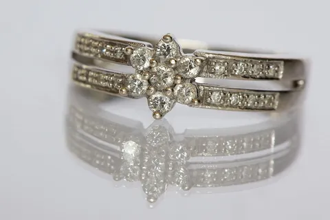Bague en or blanc pavée de diamants