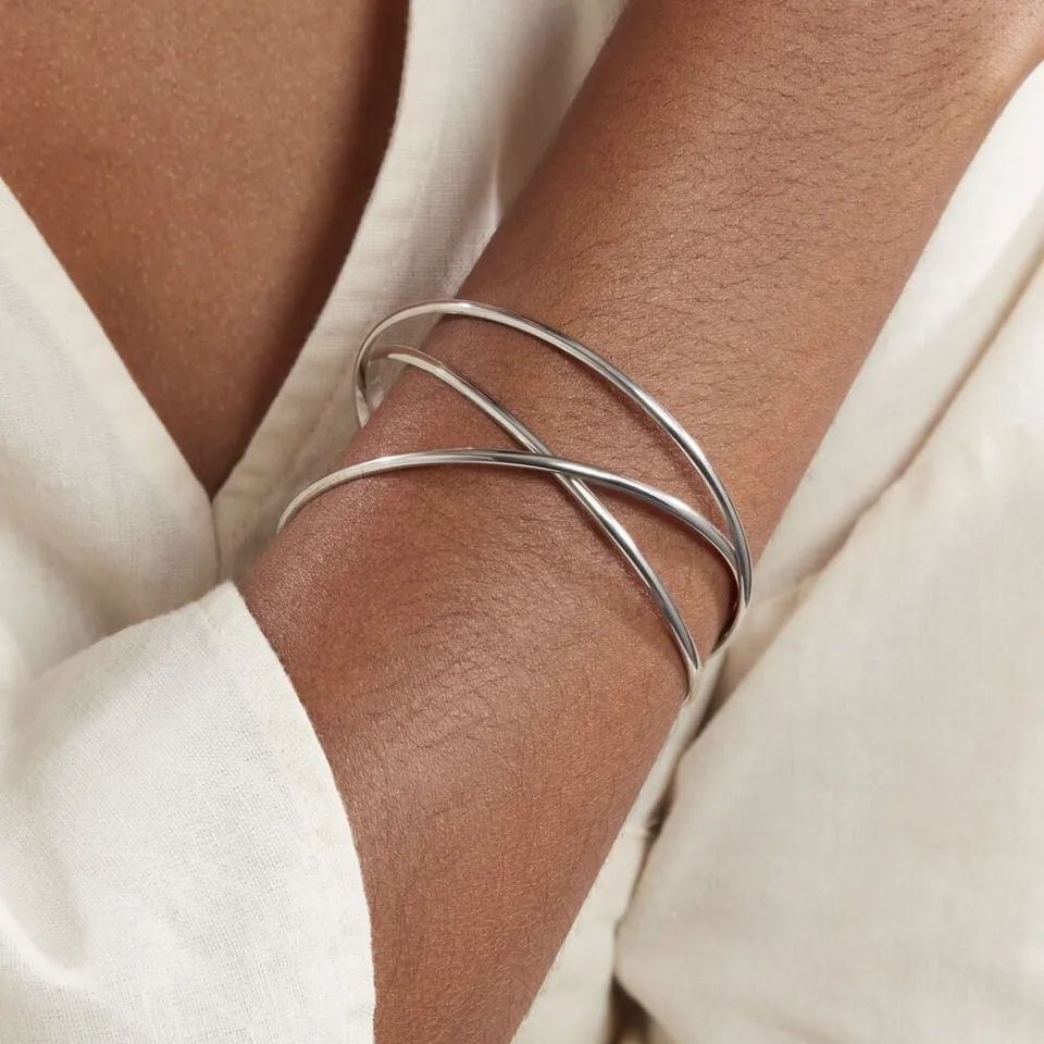Bracelets joncs en argent portés au poignet