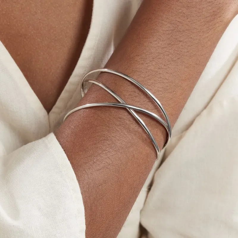 Bracelets joncs en argent portés au poignet