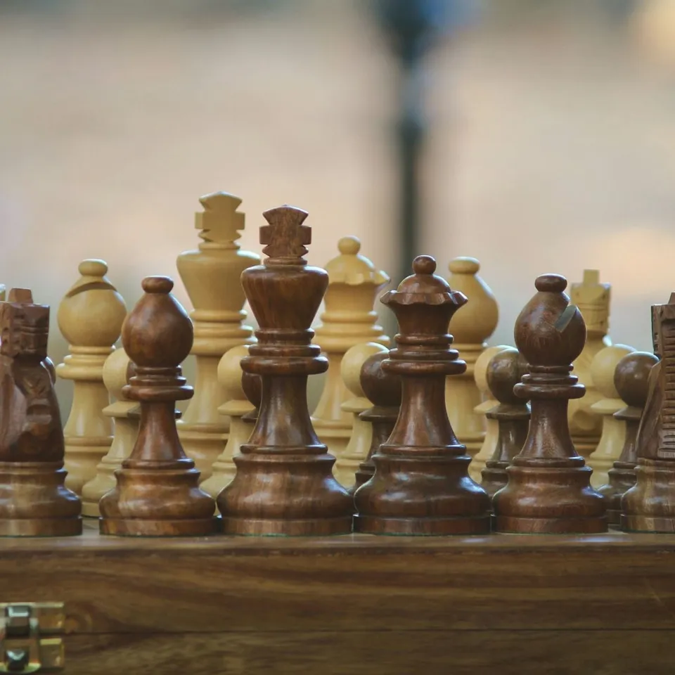 Pièces d'échecs en bois sur un échiquier