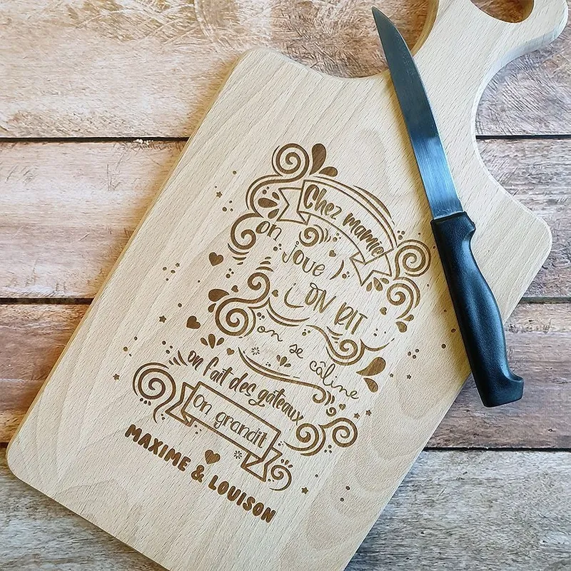 Planche à découper en bois gravée de prénoms, avec un couteau