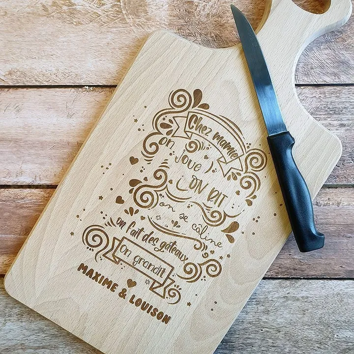 Planche à découper en bois gravée de prénoms, avec un couteau