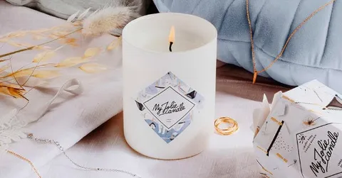 Bougie parfumée allumée, étiquette personnalisée