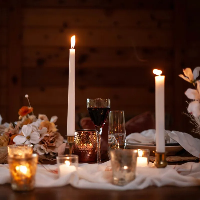 Table dressée pour deux à la lueur des bougies