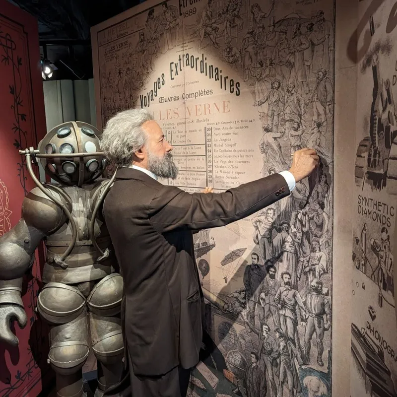 Personnages de cire dans une scène du musée Grévin