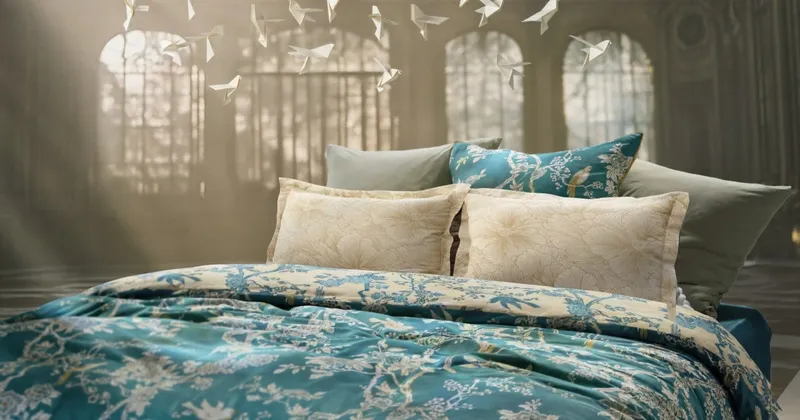 Chambre au linge de lit en coton, tons bleu et blanc