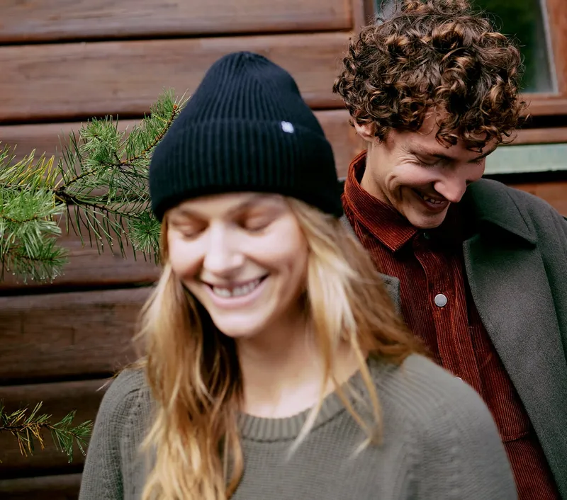 Couple souriant en vêtements de coton et bonnets
