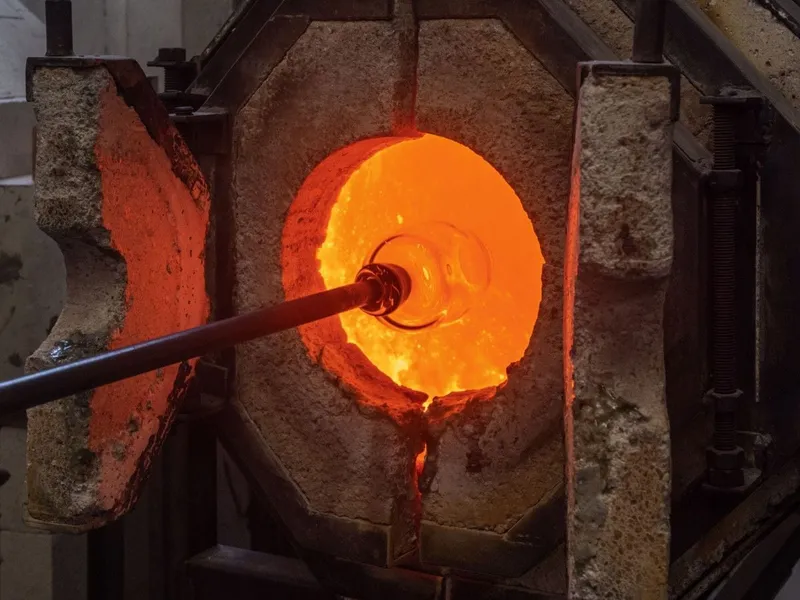 Verre en fusion à la sortie du four, au bout de la canne