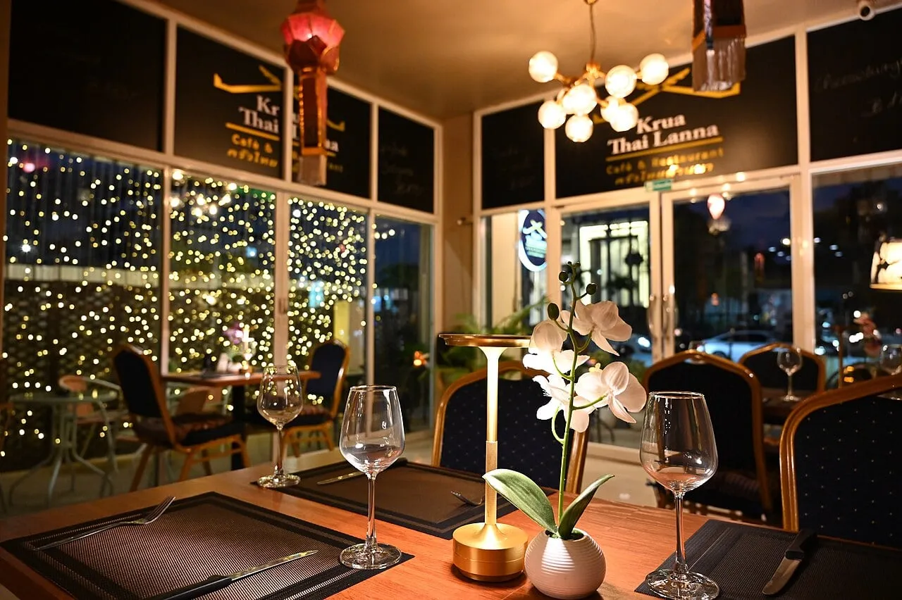 Table pour deux éclairée aux bougies dans un restaurant