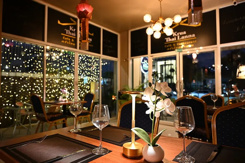 Table pour deux éclairée aux bougies dans un restaurant