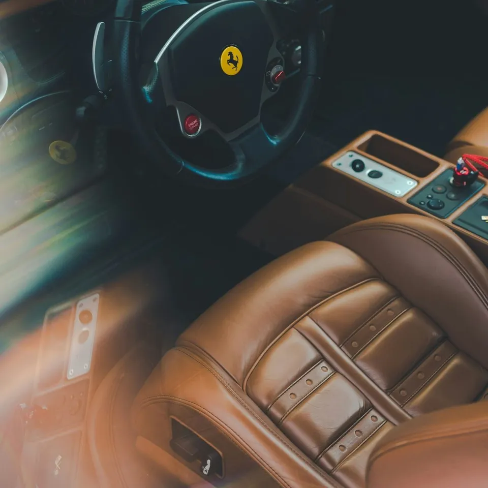 Intérieur de voiture en cuir fauve