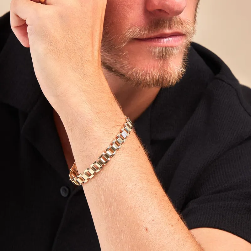 Bracelet en or serti porté par un homme