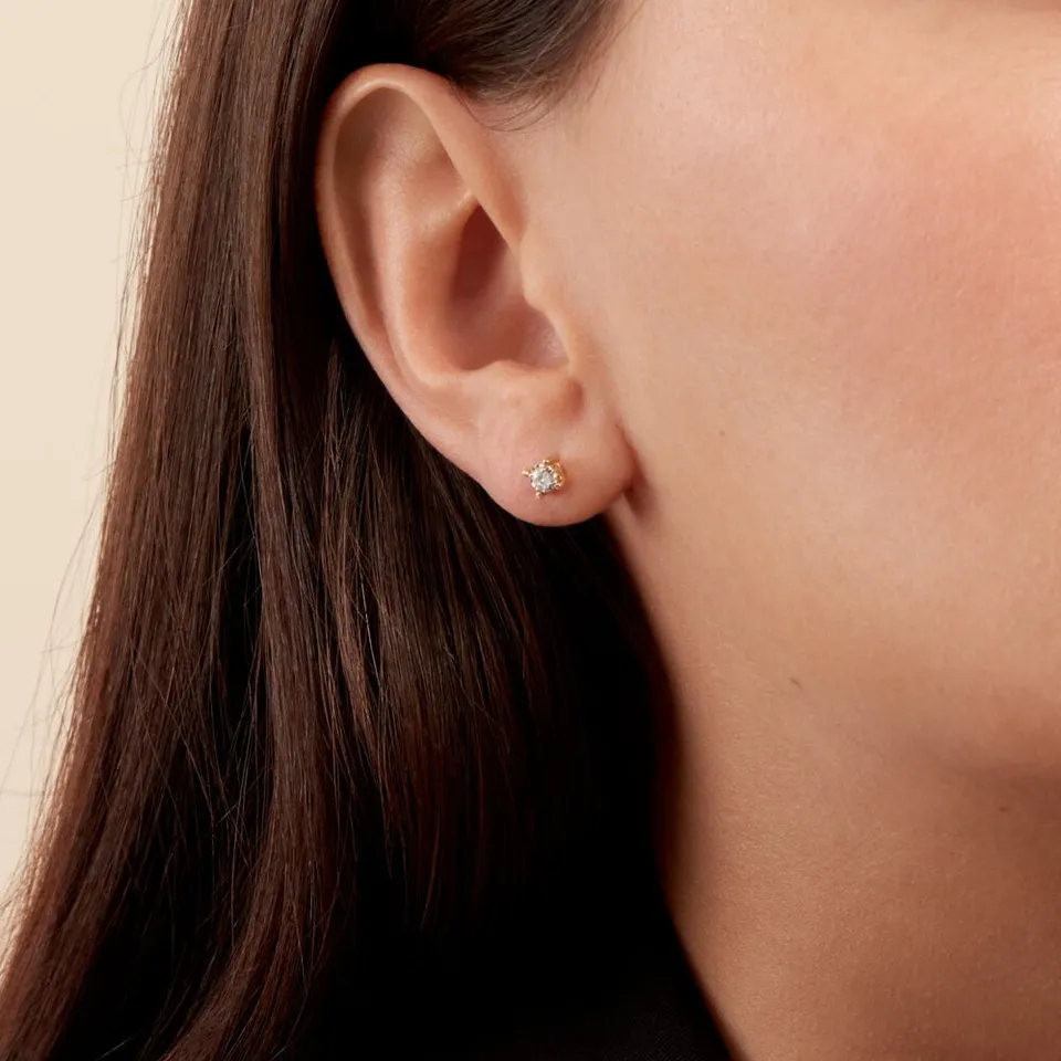 Puce d'oreille en diamant portée