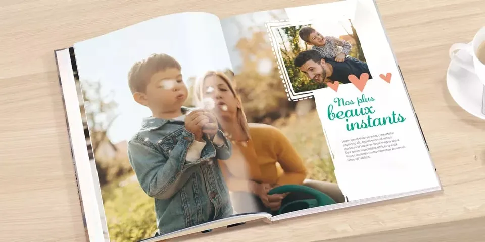 Livre photo de famille ouvert sur une table
