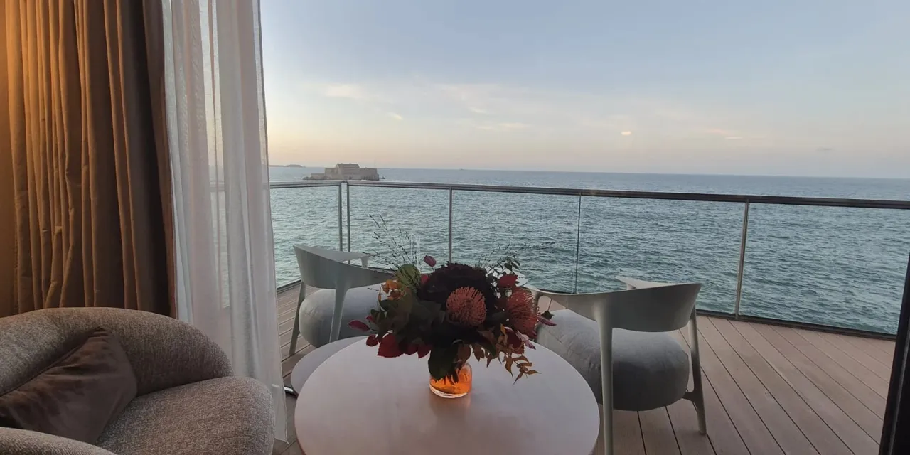 Terrasse face à la mer à Saint-Malo, au coucher du soleil