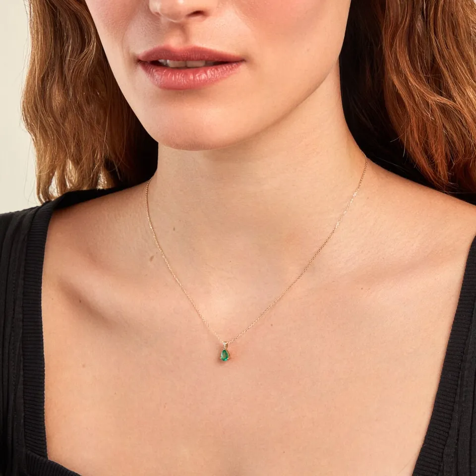 Pendentif émeraude porté en collier