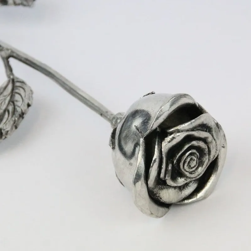 Rose sculptée en étain