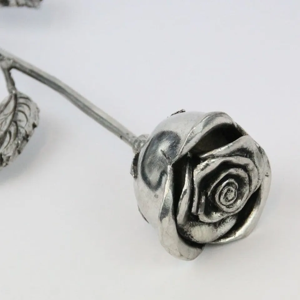 Rose sculptée en étain