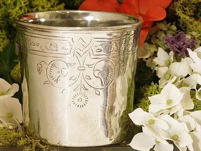 Timbale en étain gravée, entourée de fleurs