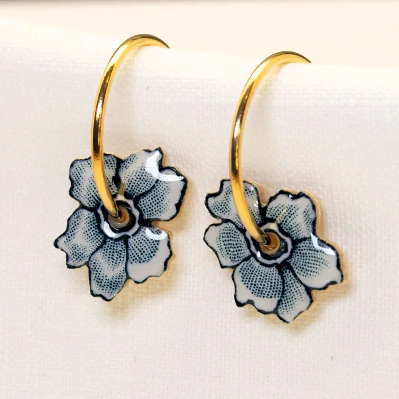 Créoles ornées de fleurs en faïence bleue