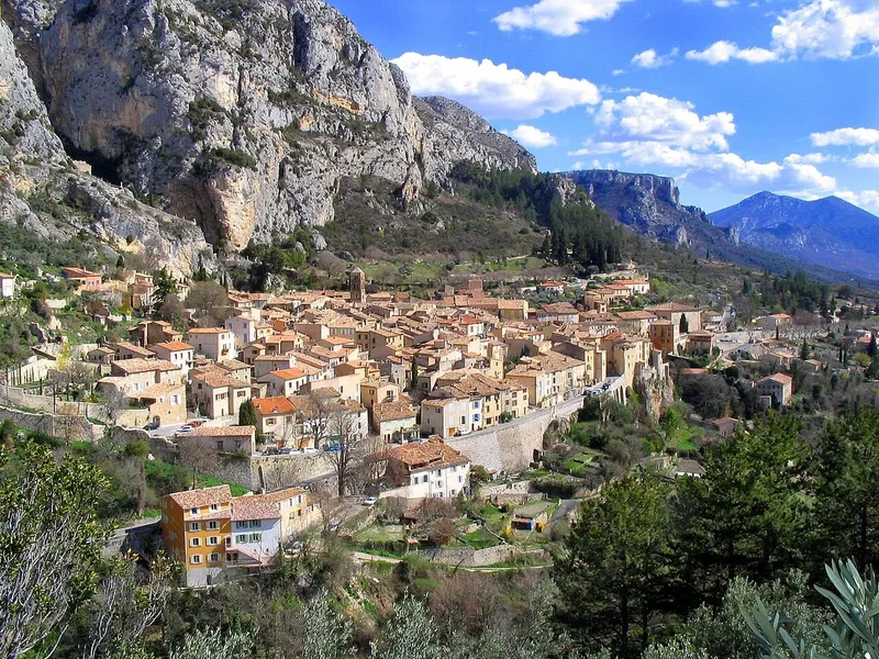 Village de Moustiers-Sainte-Marie adossé à la falaise