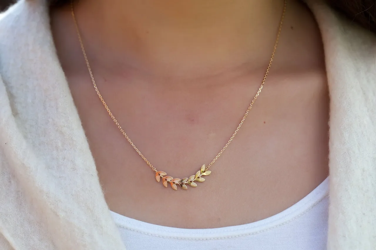 Collier épi de blé doré porté