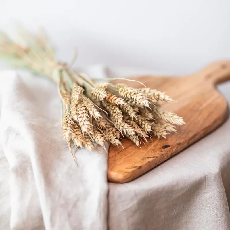 Botte de blé séché sur une planche en bois