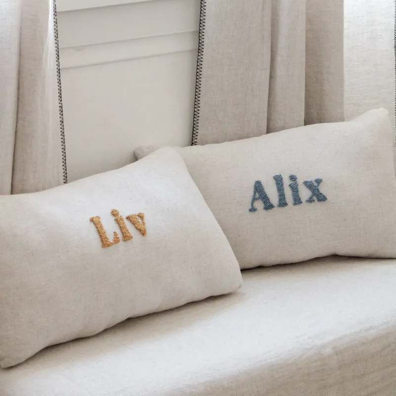 Coussins en lin brodés de prénoms