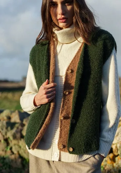 Femme en maille de laine dans la lande