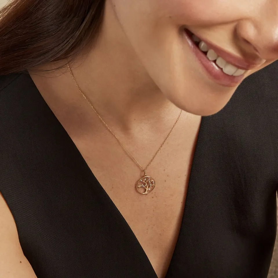 Pendentif en or orné d'un diamant porté