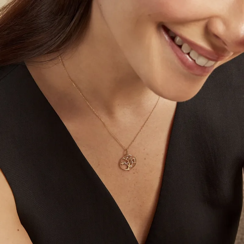 Pendentif en or orné d'un diamant porté
