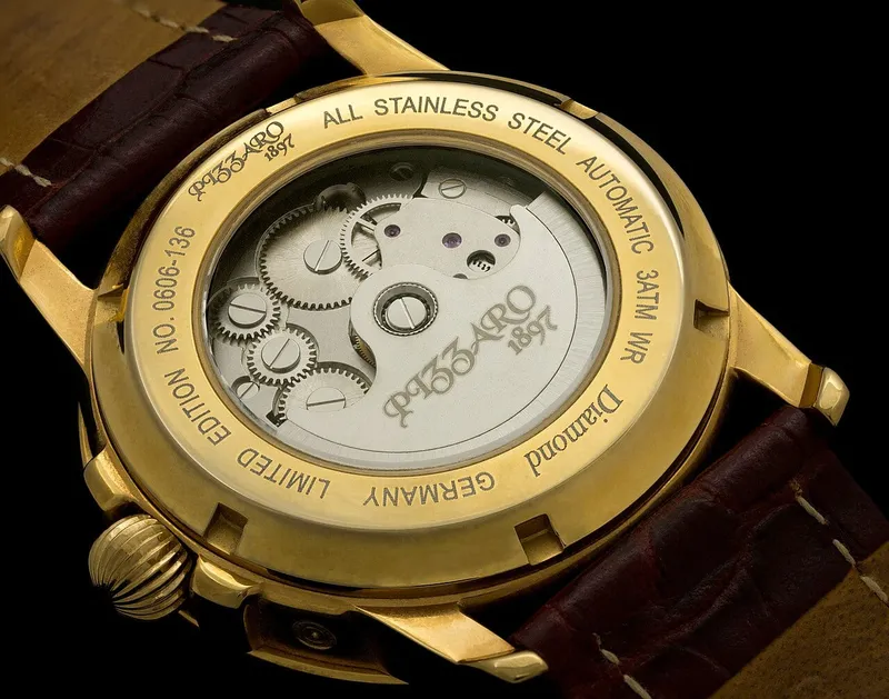 Dos de montre automatique en acier doré, mécanisme visible
