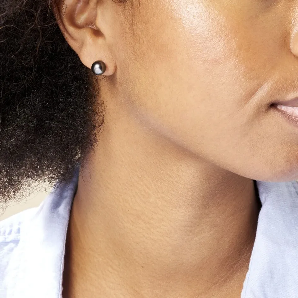 Boucle d'oreille en perle de Tahiti portée
