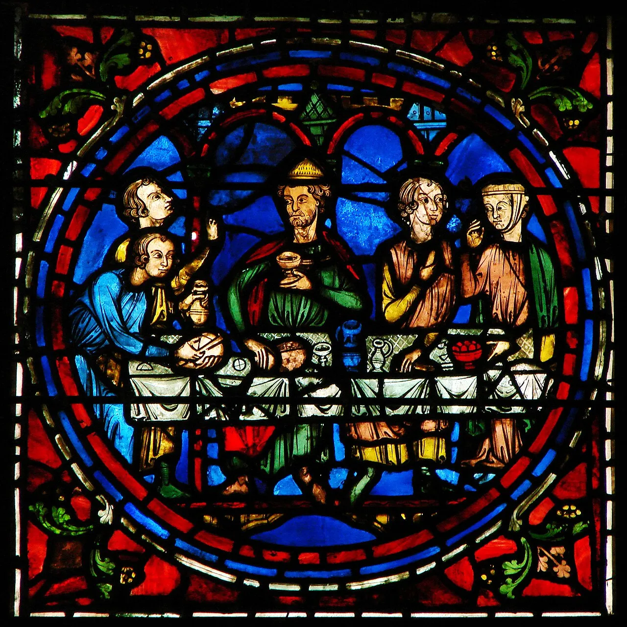 Vitrail médiéval de Chartres aux bleus et rouges profonds, scène de repas