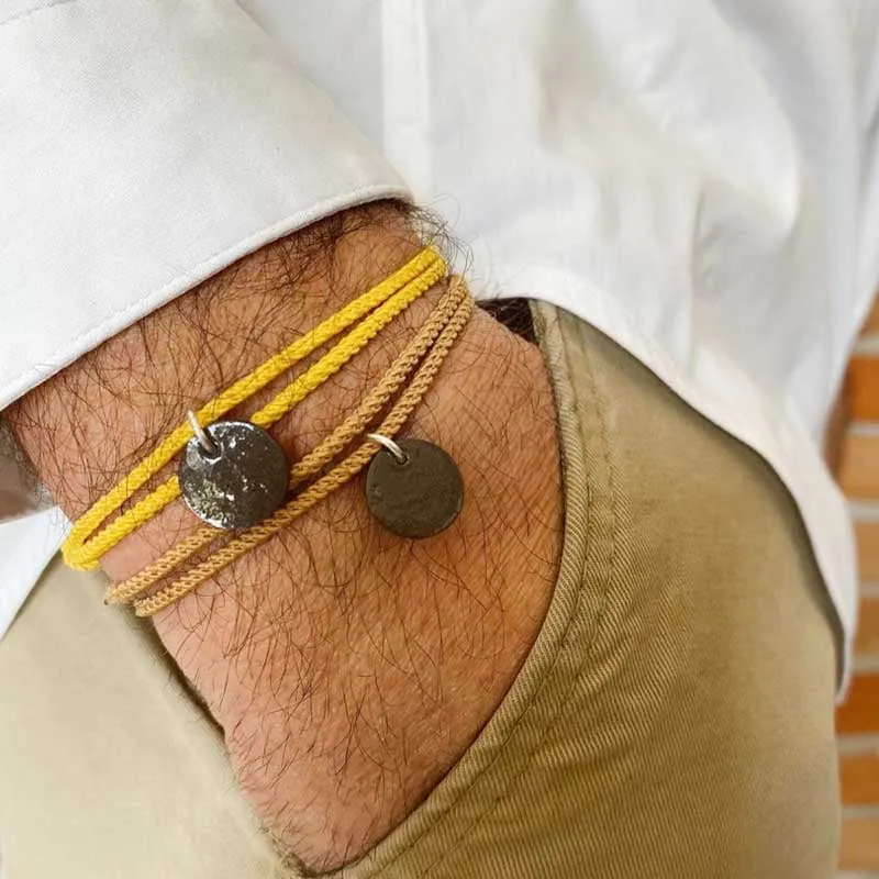 Bracelets à médaille en porcelaine portés au poignet