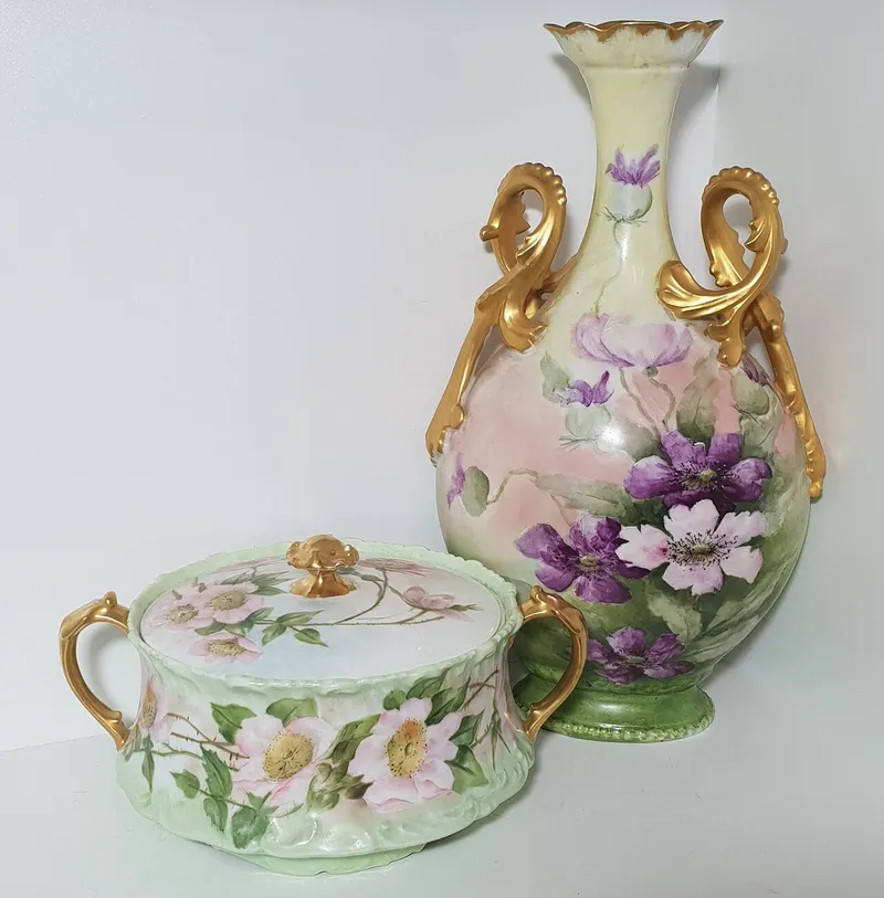 Vases anciens en porcelaine de Limoges peints de fleurs