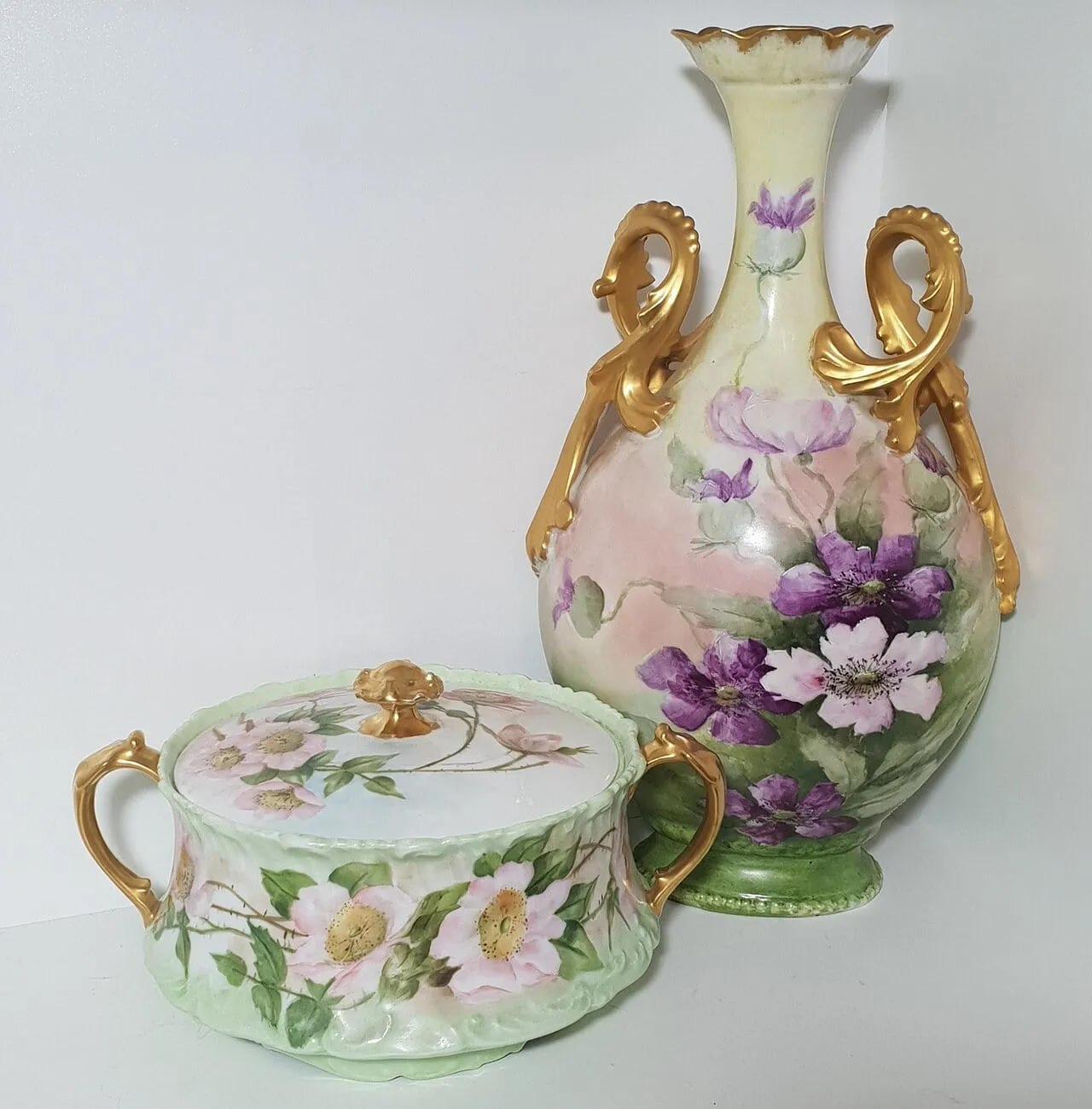 Vases anciens en porcelaine de Limoges peints de fleurs